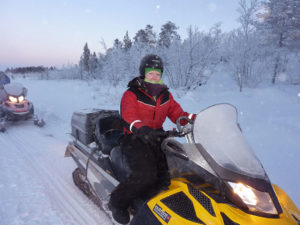 gut eingepackt auf dem Snowmobil